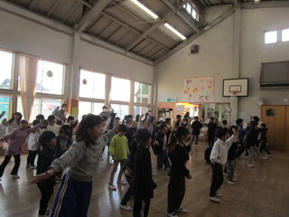 ジャンボリミッキーを踊っているところ