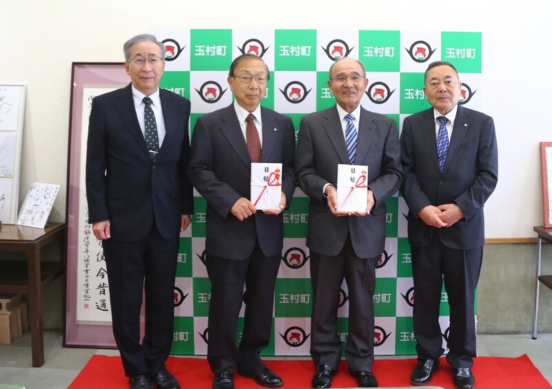 記念撮影をする石川町長