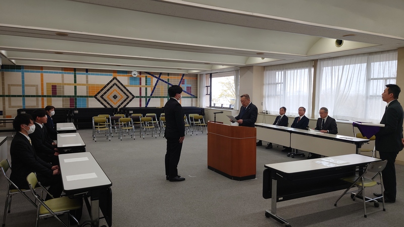 辞令交付をする石川町長