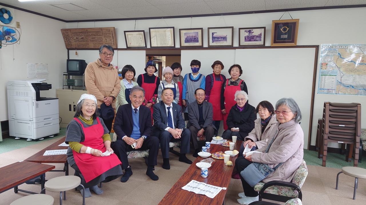 関係者皆様と記念撮影する石川町長