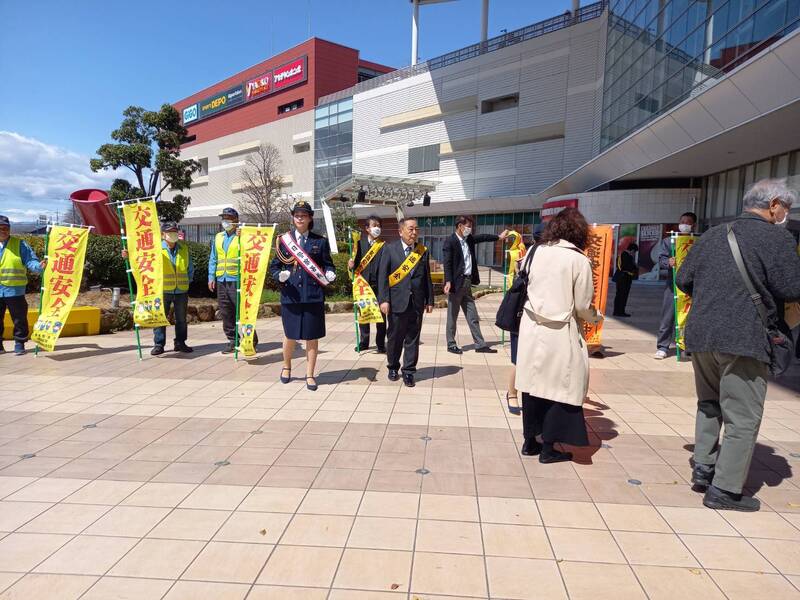 啓発活動をする石川町長