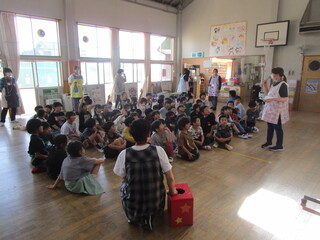 ゲームの説明をしている様子