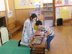 ビンゴになって、景品の菓子を選ぶ男の子