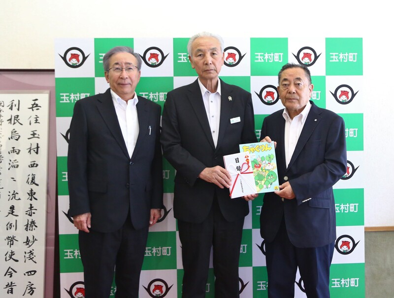 記念撮影をする石川町長