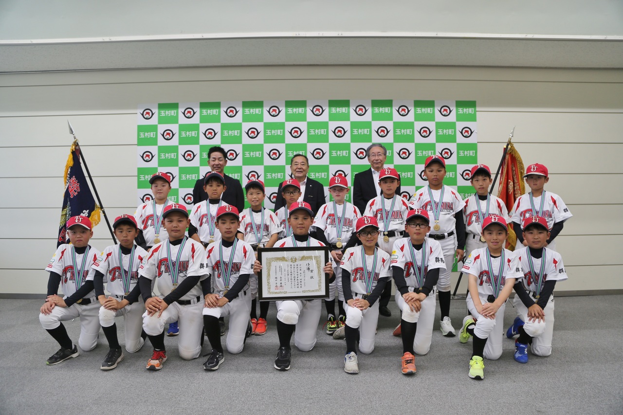 選手と記念撮影をする石川町長