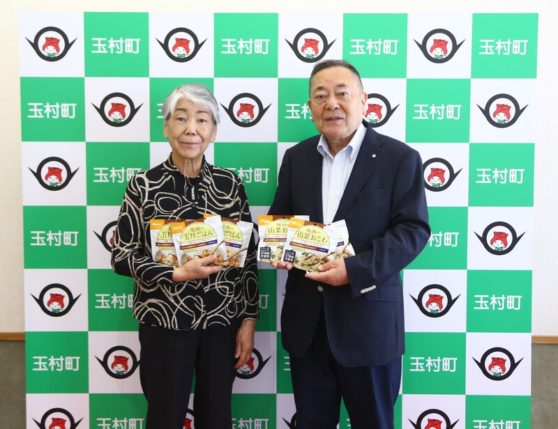 おたがいさま代表寺田様と記念撮影する石川町長