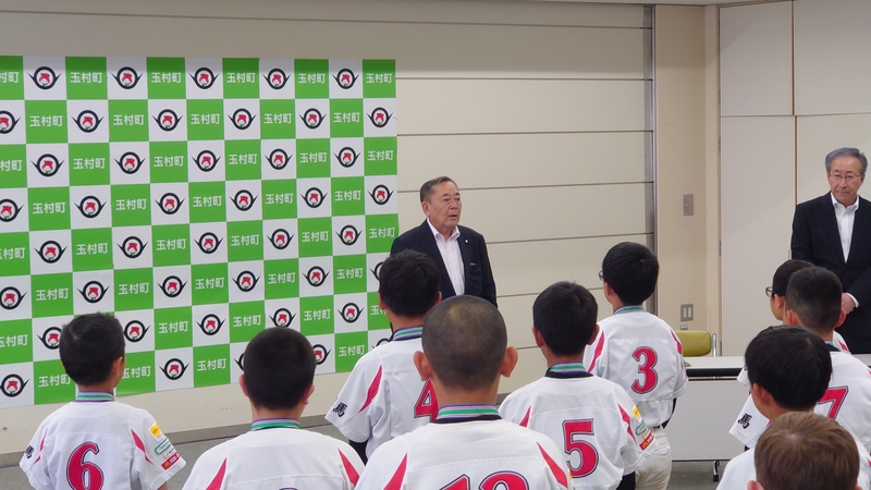 お祝いの言葉を述べる石川町長