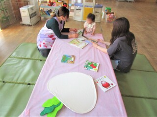 絵本の紹介コーナーの様子📚