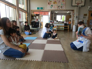 絵本『カシャ！はい、ちーず！！』の様子①