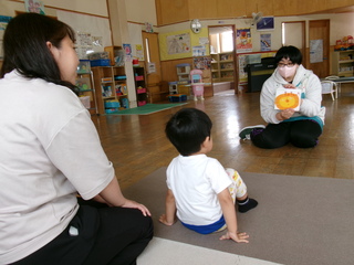 絵本を見ているところ