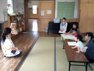 読み聞かせをしているところ