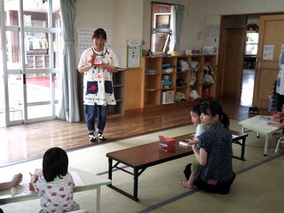 説明を聞いているところ