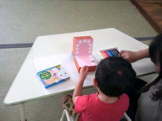 親子で制作しているところ