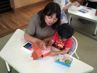 親子で制作しているところ