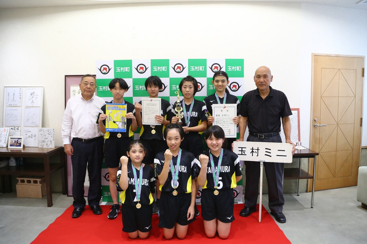 チームのみなさんと記念撮影する石川町長