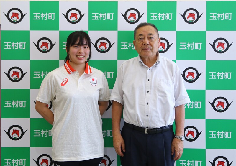 記念撮影をする石川町長