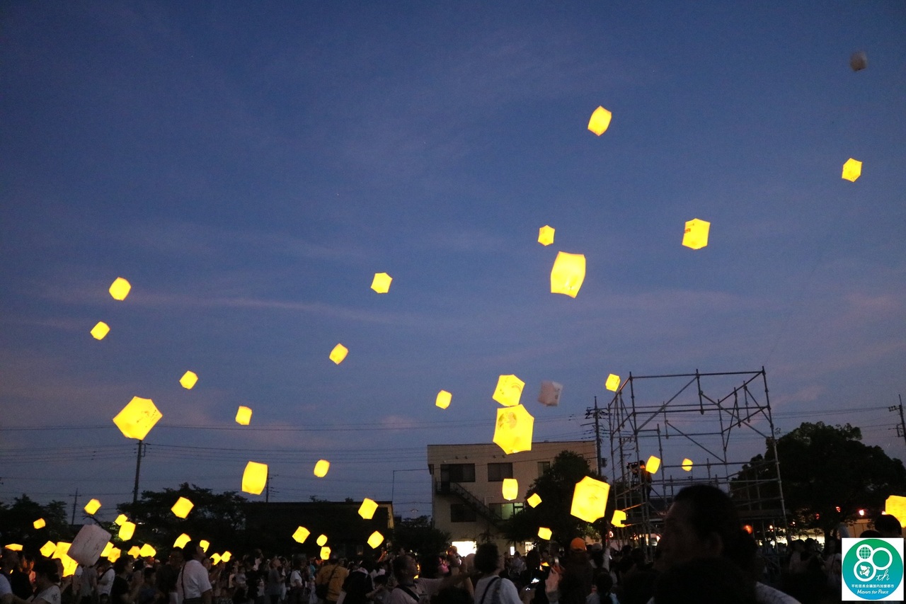 夜空に登るスカイランタン