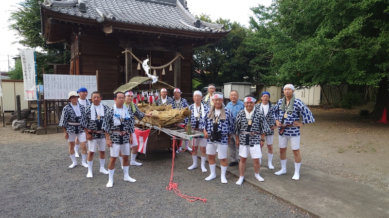 役員の皆様と記念撮影をする石川町長