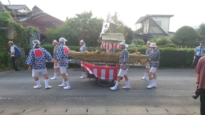 麦わら船巡行の様子