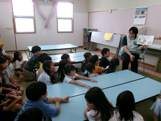 七夕の絵本を見ているところ