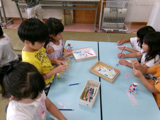 １年生が短冊を作っているところ