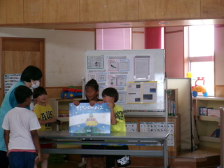 大型絵本を見ているところ