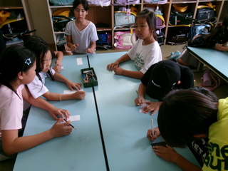 ４年生が短冊を作っているところ