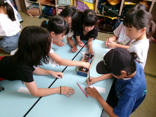 ３年生が短冊を作っているところ