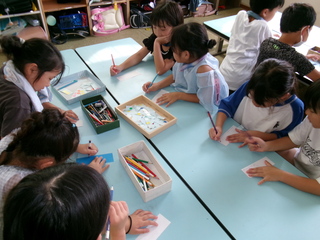 ２年生が短冊を作っているところ