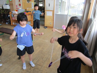 ブンブンゴマで遊んでいる様子①