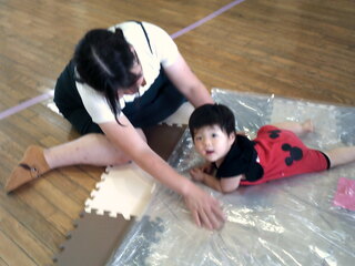 親子でウォーターマットで遊んでいるところ