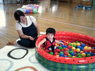 親子がボールプールであそんでいるところ