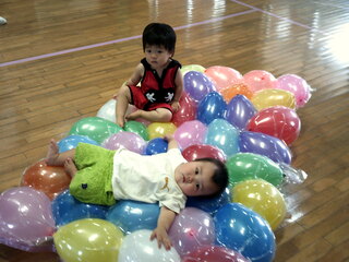 ふうせんマットで遊んでいるところ