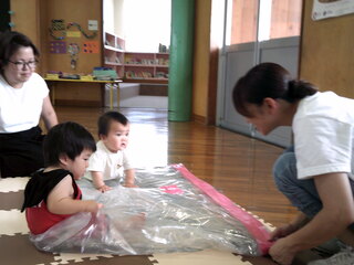 ウォーターマットで遊んでいるところ