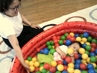 親子でボールプールで遊んでいるところ