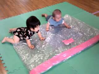 子どもたちがウォーターマットで遊んでいるところ