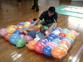 子どもたちがふうせんマットで遊んでいるところ