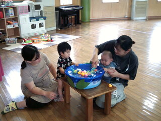 金魚すくいをしているところ