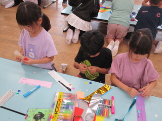 七夕飾りを作っているところ①