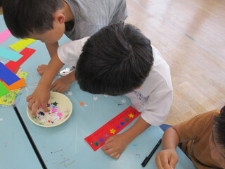 七夕飾りを作っているところ②