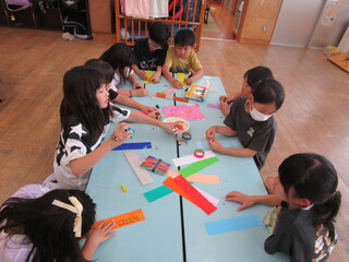 七夕飾りを作っているところ③