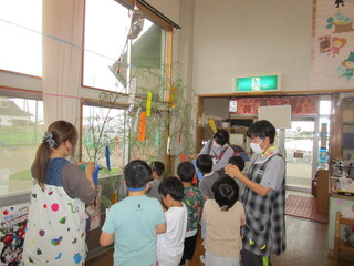 笹飾りをしているところ①