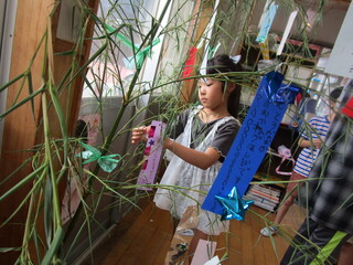 笹飾りをしているところ②