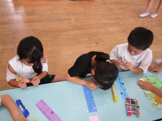 七夕飾りを作っているところ④