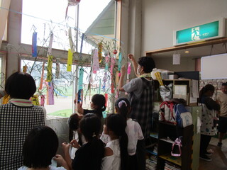 笹飾りをしているところ③