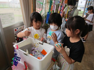 笹飾りをしているところ④