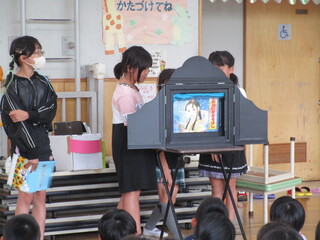 紙芝居をしているところ