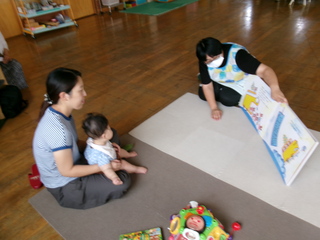 大型絵本を見ているところ