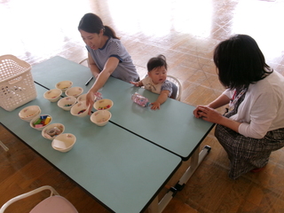ビーズやスパンコールを選んでいるところ