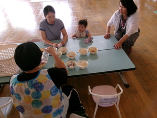 願い事を書いているところ